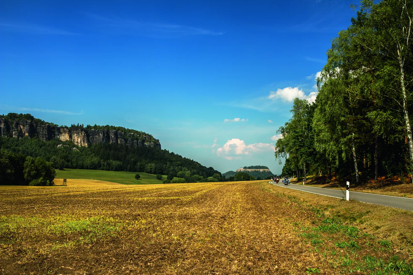 Sandstein-Tafelberge am Horizont über abgeernteten Feldern Sandstein-Tafelberge am Horizont über abgeernteten Feldern
